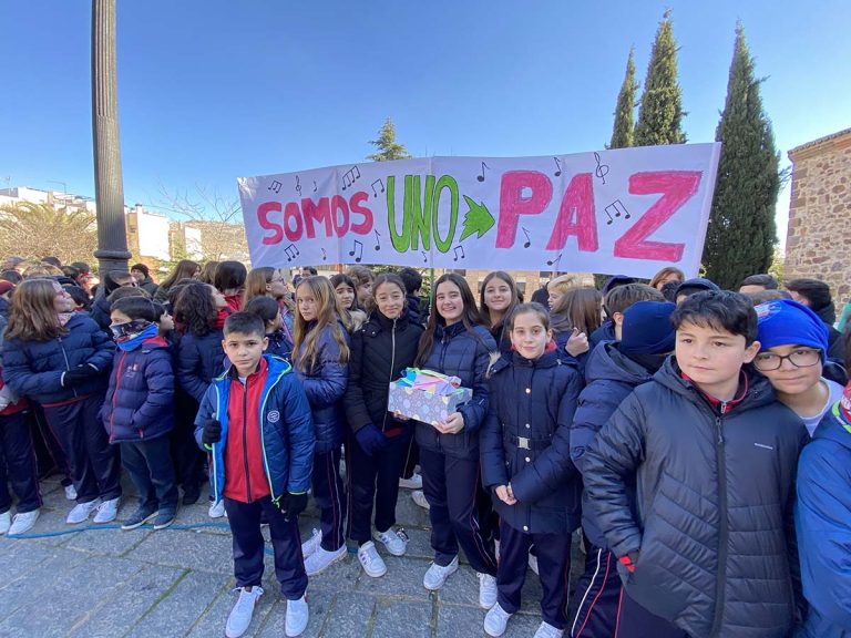 El colegio María inmaculada de Puertollano celebró la jornada escolar de la paz y la no violencia en la Plaza de Asunción