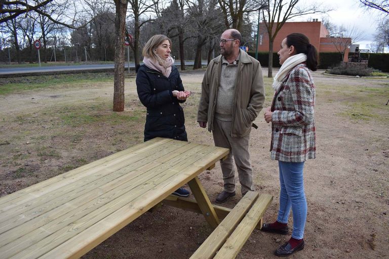 El Ayuntamiento de Ciudad Real mejora las infraestructuras de La Poblachuela incorporando nuevo mobiliario