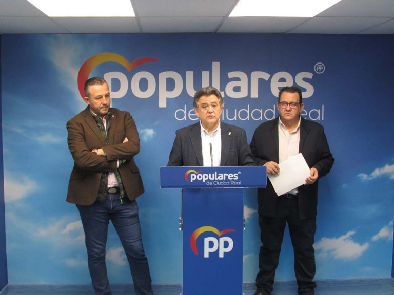 El PP de la Diputación de Ciudad Real pide explicaciones a Caballero por el envío de mantas a mayores con fondos públicos y las «irregularidades» en las oposiciones a bomberos