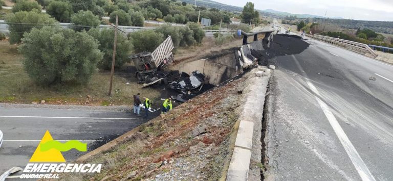 Atrapados dos conductores tras la colisión de un camión y un turismo en la N-430