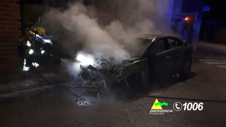 Incendio de un vehículo en Argamasilla de Calatrava