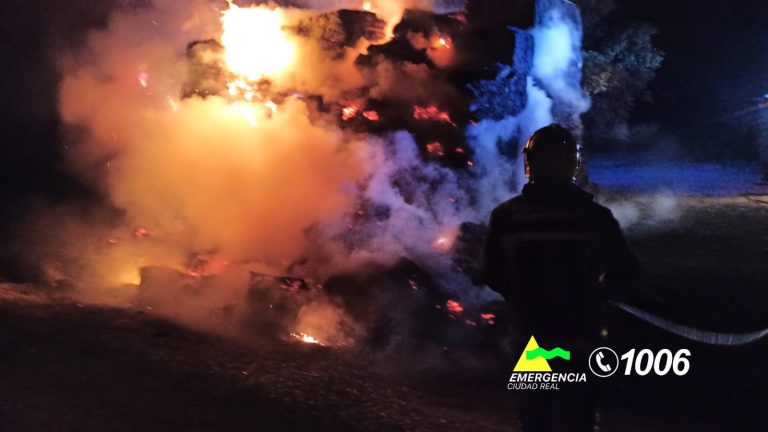 Incendio de 100 bloques de paja entre Daimiel y Valdepeñas