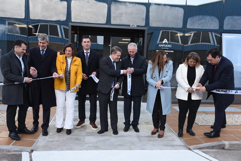 García-Page avanza la ampliación del programa regional de transfusiones de sangre con medios aéreos, un servicio “único” en España
