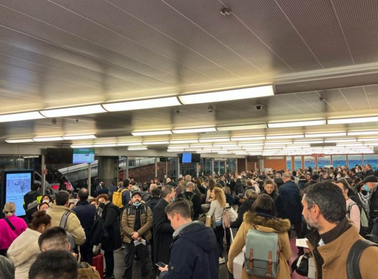 Renfe bloquea la venta de billetes para este martes en la línea Madrid-Andalucía por avería de una catenaria en Toledo