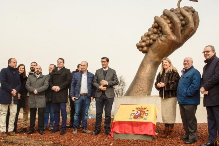 Caballero: «Hay que proteger y reconocer a todos los eslabones de la cadena que hacen grande al sector del vino en nuestra tierra»