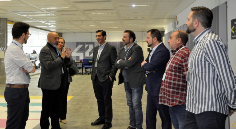 El presidente de la Diputación visita el campus 42 de la Fundación Telefónica para conocer su innovador modelo pedagógico