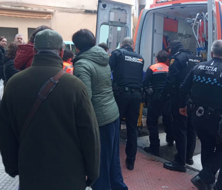 Puertollano: Revuelo e intervención policial para atender a una mujer herida en Avenida Primero de Mayo