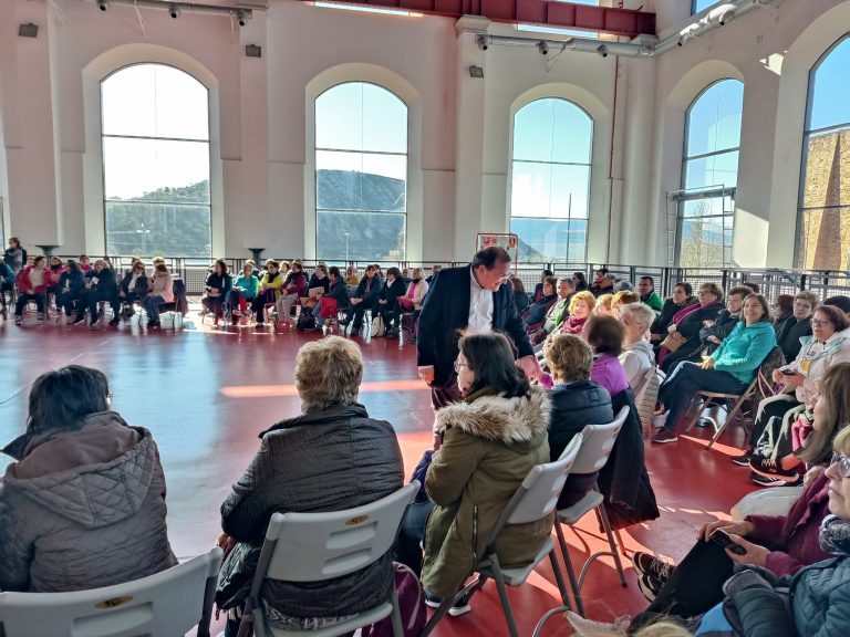 El alcalde de Puertollano acompaña a las mujeres del programa EBA en su celebración del Día del Chorizo