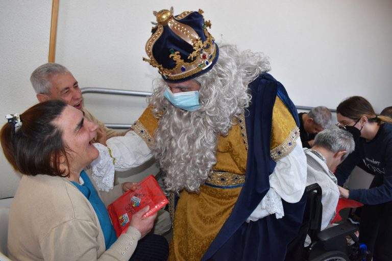 Puertollano: Los Magos de Oriente hacen parada para entregar regalos en la residencia de la Fundación Agria