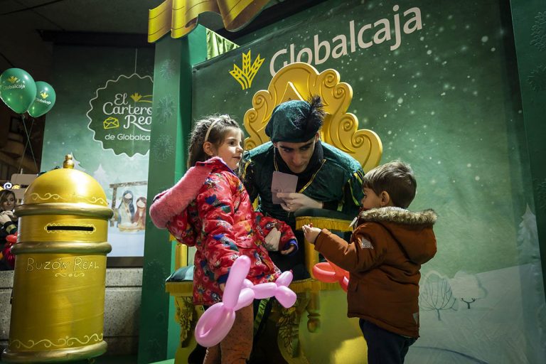 El Cartero Real de Globalcaja ha hecho llegar a los Reyes Magos de Oriente las 2.500 cartas recogidas durante su estancia en la calle Tesifonte Gallego