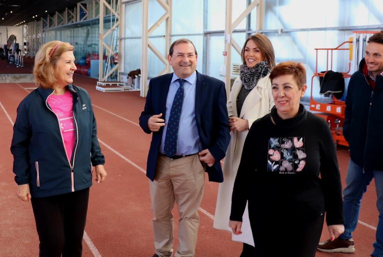 Adolfo Muñiz pone en valor la práctica deportiva de los mayores de Puertollano durante la visita al Centro de Especialidades