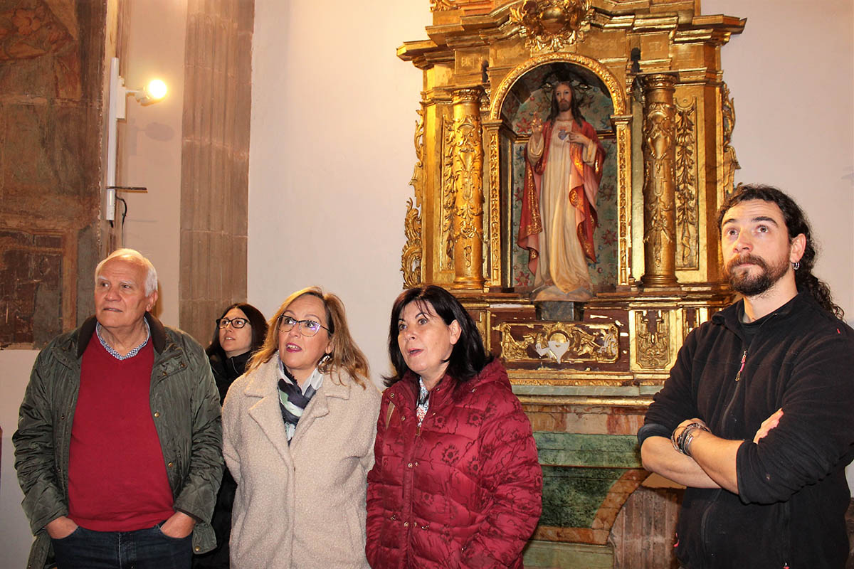 Finaliza la restauración de los retablos laterales de la iglesia de Torre  de Juan Abad costeada con  euros por el Gobierno regional |  