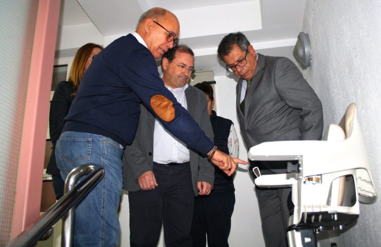 Puertollano: La sede de Centro Sur mejora su accesibilidad con una nueva silla eléctrica
