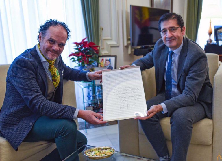 El presidente de la Diputación recibe el manuscrito de “Canto a Castilla-La Mancha”, obra de José Zárate