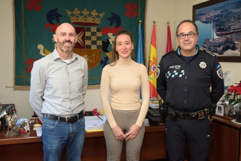Pedro Ángel Jiménez dio la bienvenida a la aspirante al cuerpo de Policía Local que ha superado las pruebas selectivas