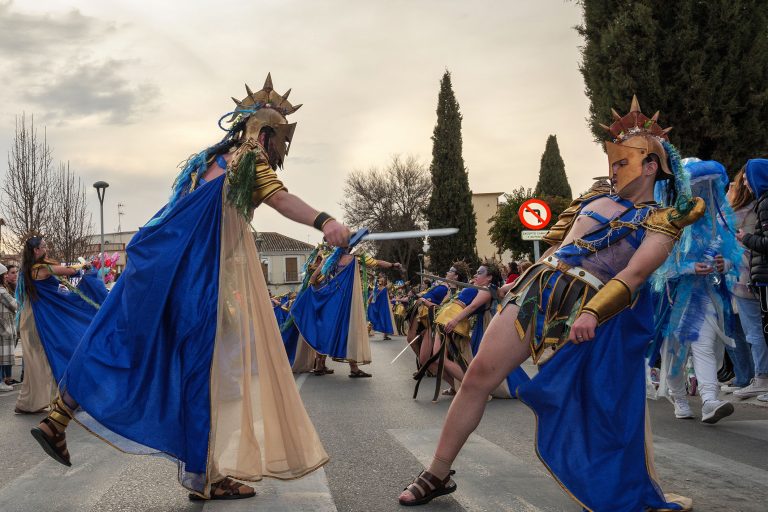 Argamasilla de Alba se llena de color y alegría en el Gran Desfile de Comparsa de Adultos