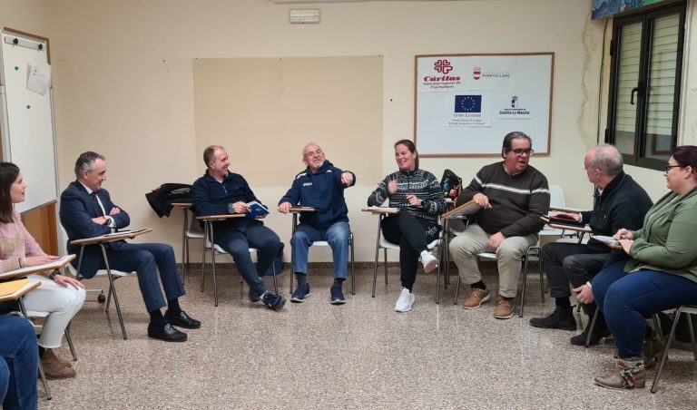 El candidato del PP a la alcaldía de Puertollano, Miguel Ángel Ruiz escucha las demandas de la Asociación de Vecinos de Las Mercedes