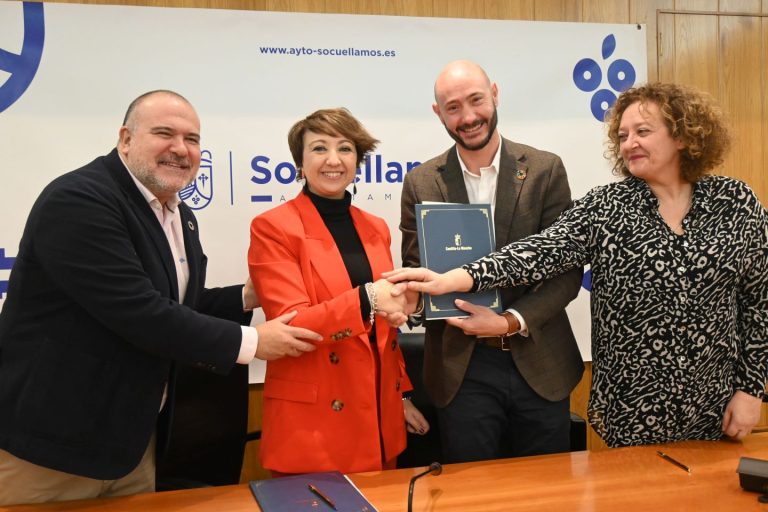 La alcaldesa de Socuéllamos, Elena García, firma un convenio de colaboración con la Dirección General de Consumo