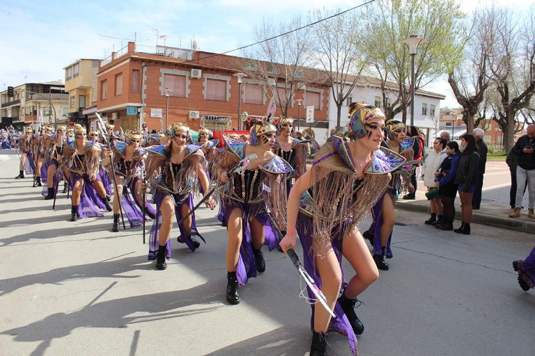 Cerca de 1.200 personas desfilarán este domingo en el Concurso Regional de Carrozas y Comparsas de Villarrubia de los Ojos