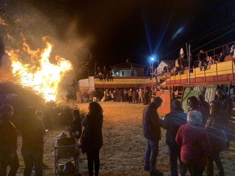Muchos vecinos de Villamayor de Calatrava se sumaron a celebrar el candelicio con una gran hoguera en la Plaza de Toros