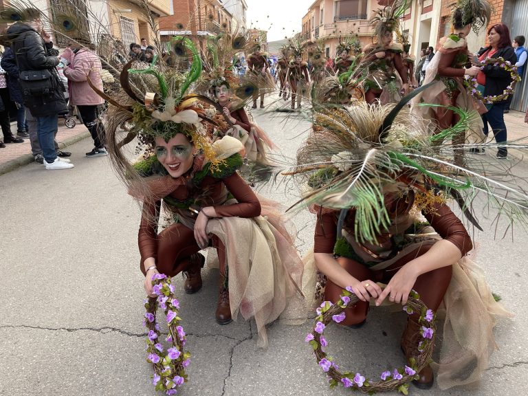 Colorido, fantasía y mucho nivel en el desfile de carrozas y comparsas de Porzuna