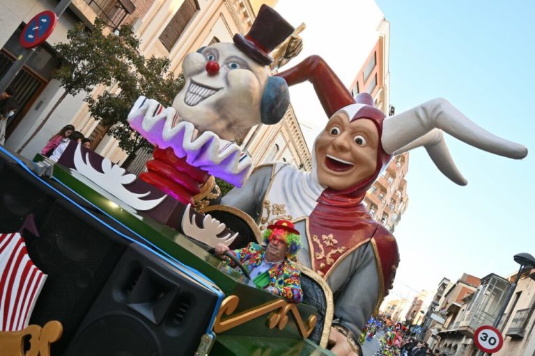 El desfile de carrozas y comparsas en Valdepeñas se interrumpe tras sufrir un infarto uno de los participantes