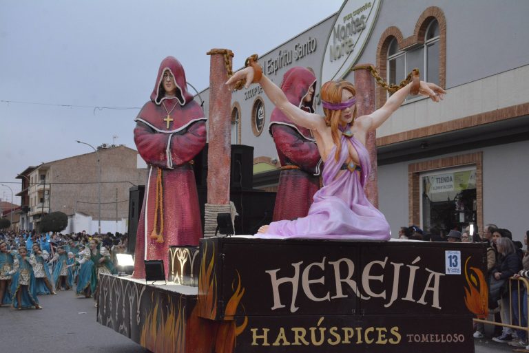 La peña tomellosera «Harúspices» se alza con el primer premio del Concurso de Carrozas del Carnaval de Malagón