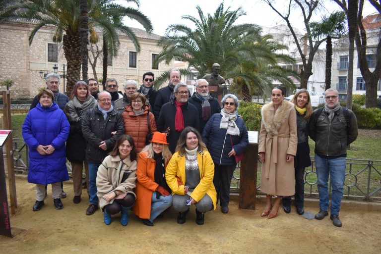 La escultura de Javier Segovia cuenta desde hoy con una placa conmemorativa informativa en homenaje al autor del himno de la Pandorga en los jardines del Prado
