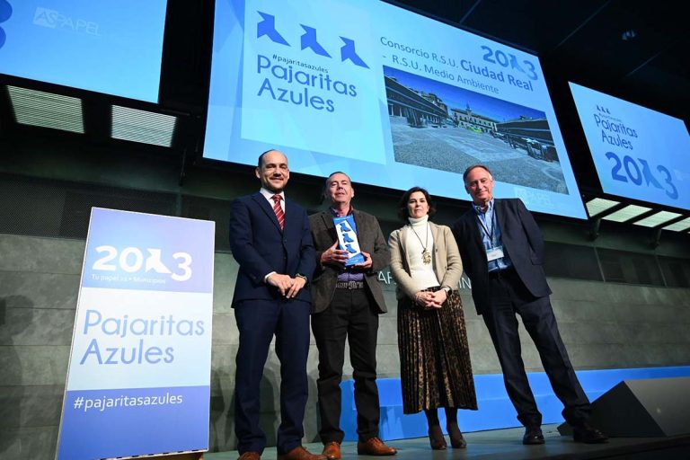RSU Ciudad Real-Medio Ambiente, premiado de nuevo por su compromiso con el reciclaje de papel y cartón, con 3 Pajaritas Azules