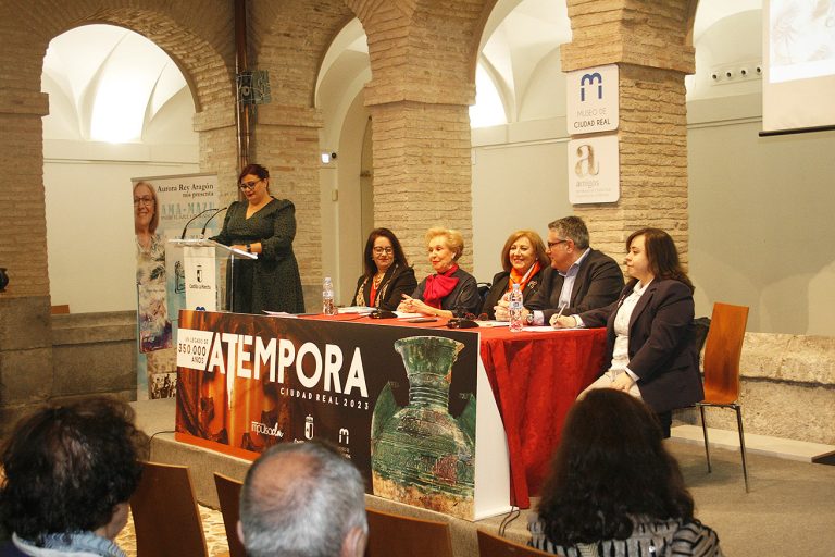 Éxito de Aurora Rey Aragón en la presentación de su novela “Ama-Mazu entre el azul y el blanco” en el Ciudad Real