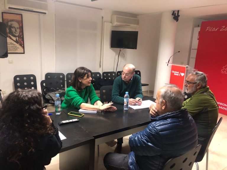 Los vecinos de Pio XII trasladan a Pilar Zamora el interés por iniciar los trámites para la cesión de los viales de la zona al Ayuntamiento