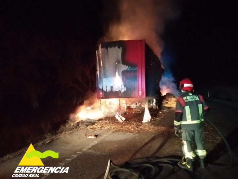 Incendio de un transporte de paja en la carretera N-430