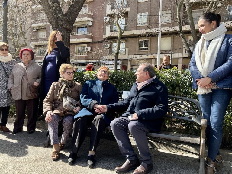 «Este banco está japutamente»: La madre de Antoñito se despide agradecida al pueblo de Puertollano