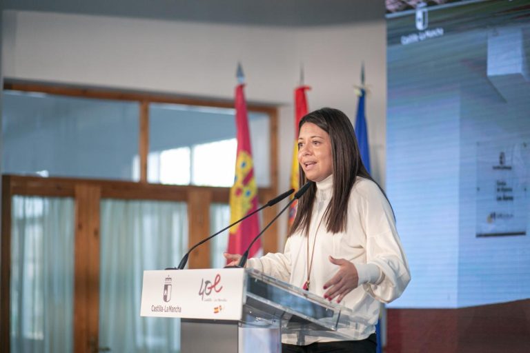 El presidente de Castilla-La Mancha coloca la primera piedra de la residencia para personas mayores en Quintanar del Rey