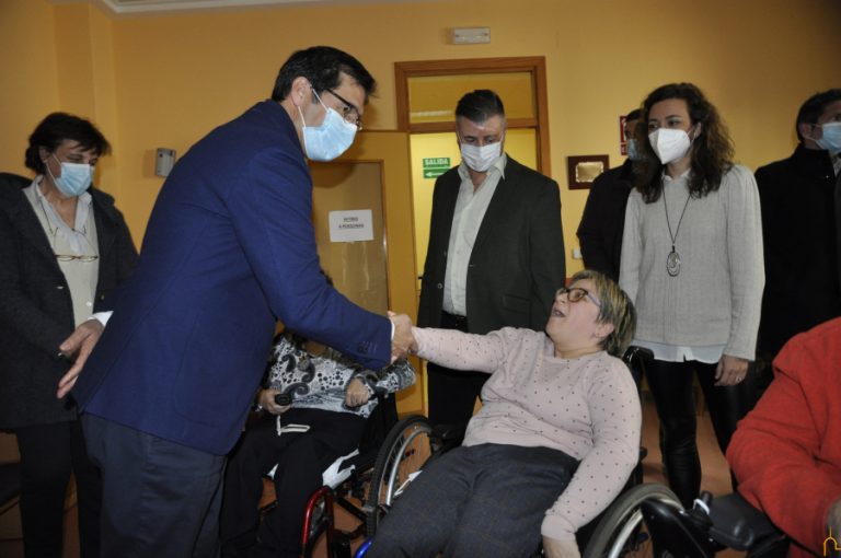 Caballero agradece los 20 años de trabajo en el centro Vicente Aranda de Daimiel en favor de las personas con discapacidad