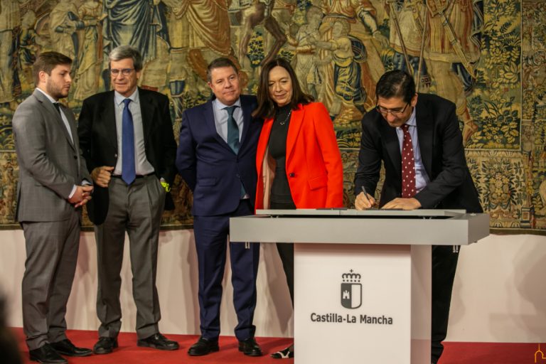 Caballero apoya con su firma la Plataforma Logística Intermodal que incluye a Alcázar en la red básica de mercancías