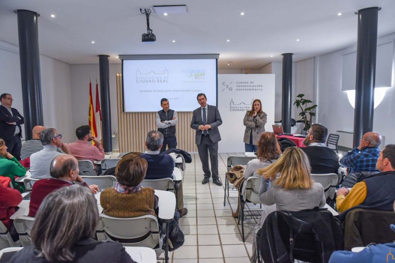 Caballero se reúne con representantes de casa y alojamientos rurales de la provincia para contribuir a la mejora del sector y ofrecer una mayor calidad turística