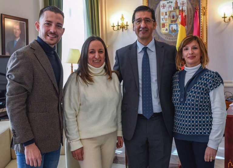 Caballero se interesa por las principales necesidades y demandas que presenta Castellar de Santiago