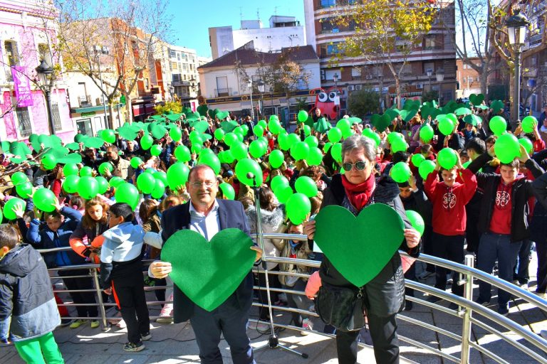 Puertollano conmemora el día mundial contra el cáncer con corazones y globos verdes