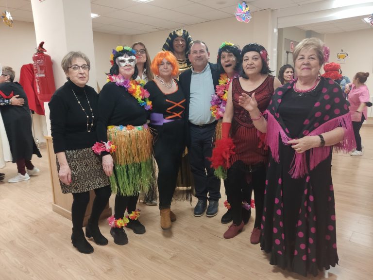 Los mayores del centro “Margarita Salas” disfrutan de su fiesta de Carnaval