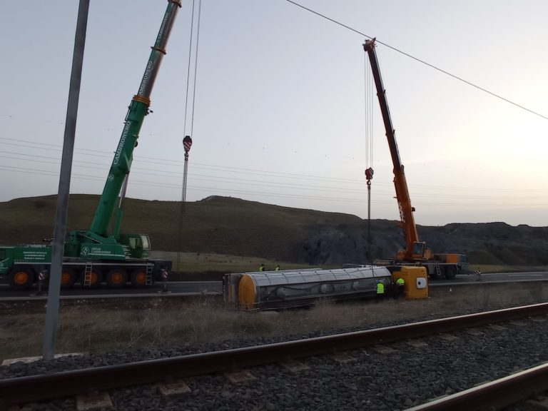 Espectacular operación para levantar un camión cisterna volcado en Puertollano