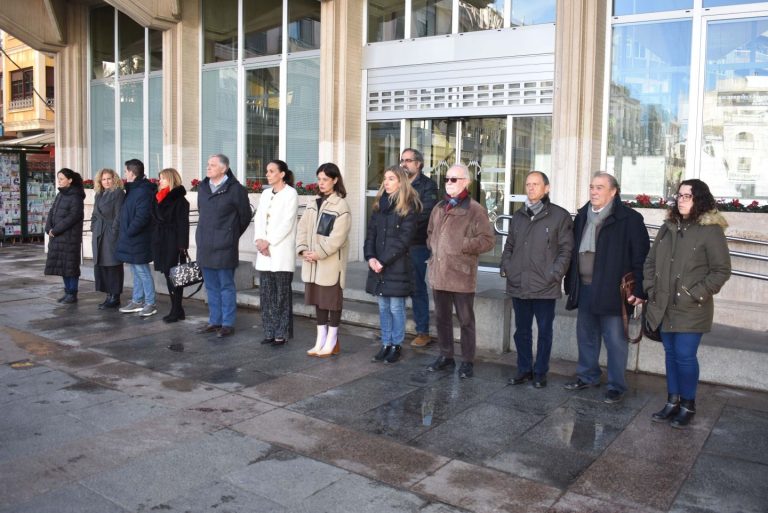 El Ayuntamiento de Ciudad Real se concentra en solidaridad con la población ucraniana con motivo del primer aniversario de la guerra para pedir la paz
