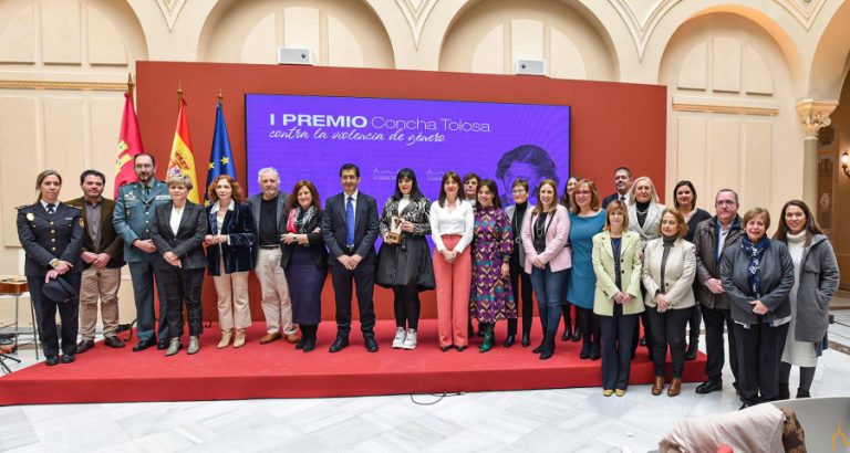 Caballero reivindica en la entrega del I Premio Concha Tolosa a Amelia Tiganus más implicación política y social contra la violencia machista, la trata y la prostitución