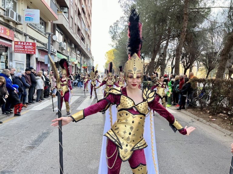 Un multitudinario desfile devuelve el ambientazo carnavalero a Puertollano