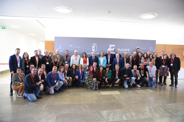 El Gobierno regional ha incrementado, esta legislatura, un 72 por ciento las acciones formativas del profesorado en las que se han inscrito más del doble de docentes