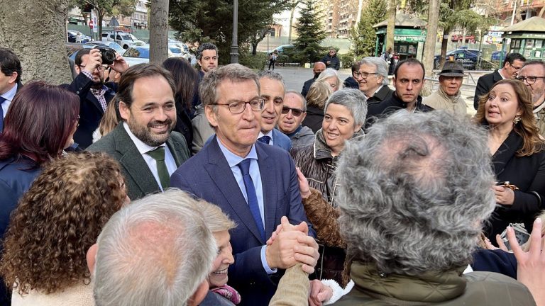 Feijóo es recibido en Puertollano al ritmo de «La vida es bella» y entre proclamas de «presidente, presidente»