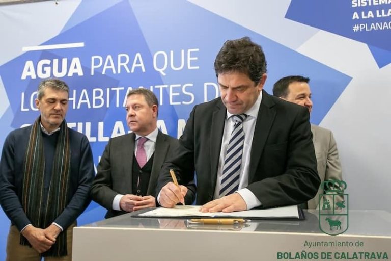 El Alcalde de Bolaños  firma el convenio de colaboración con la Agencia del Agua para la prestación del servicio de abastecimiento de agua potable