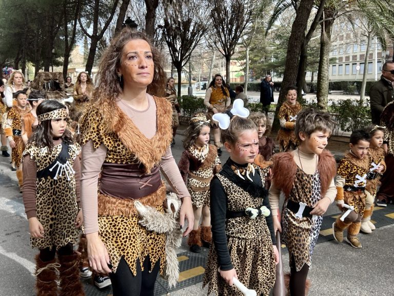 Roqueros, mariachis, elfos, domadores, magos y trogloditas: multitudinario desfile infantil de carnaval en Puertollano