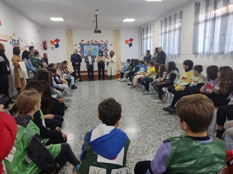 El alcalde de Puertollano celebra con la comunidad educativa del colegio Inmaculada Enpetrol su proyecto vertical de Aprendizaje sobre la Energía