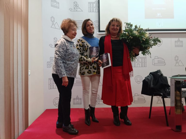 Puertollano: Cálida presentación del libro “Morir en el valle de la luna” de Nuria Jiménez Blanco